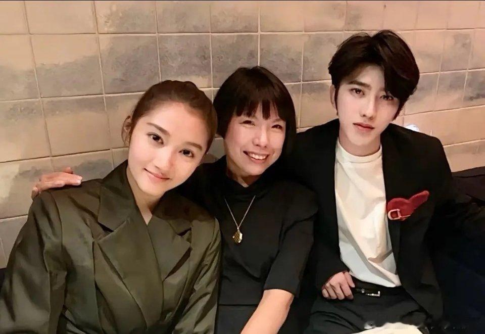 蔡徐坤的脸型是丁字脸吗