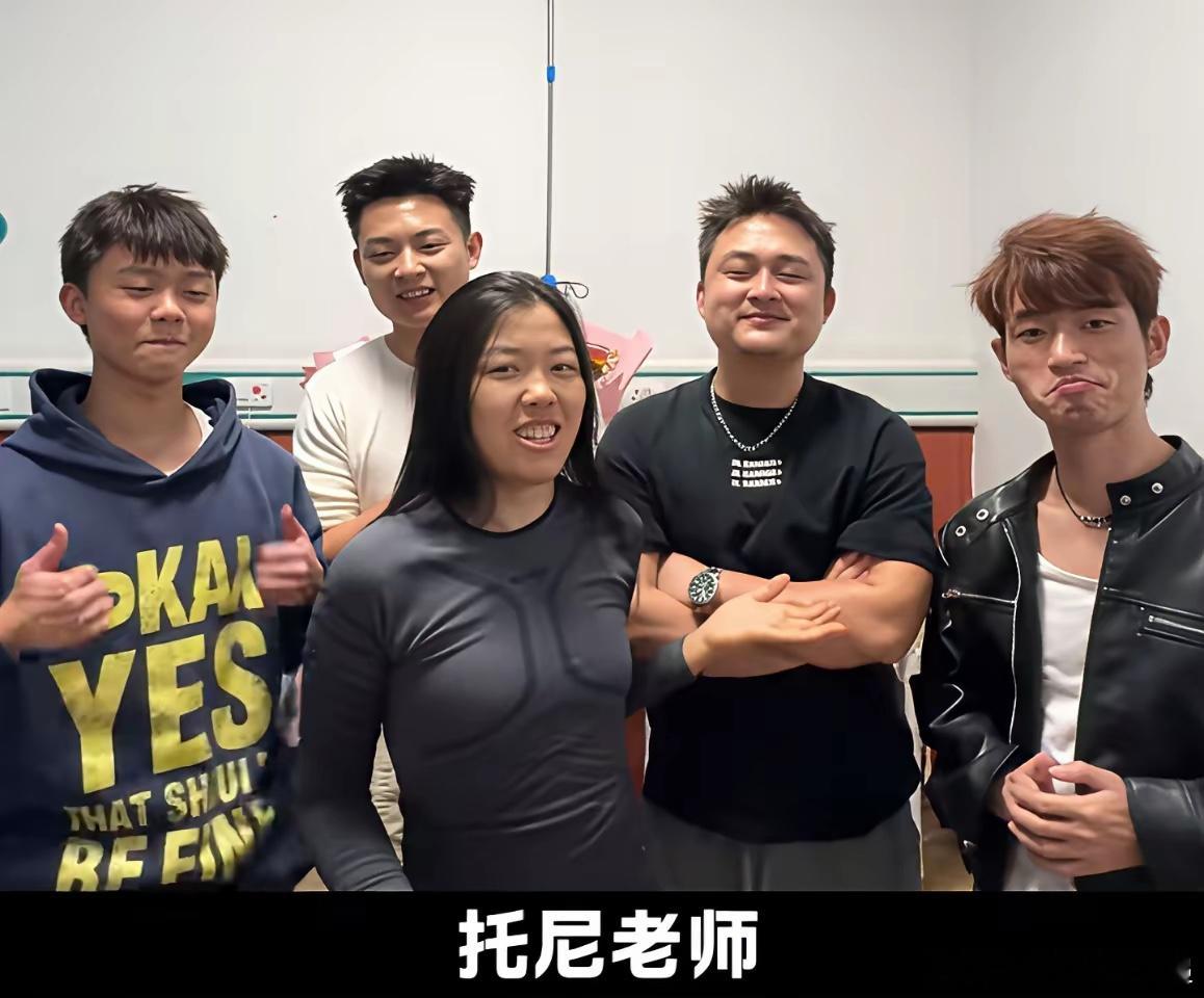 看到冷美人头发打结我真是着急啊真是没想到这泼天的富贵啊，居然就没一个洗发水，护发