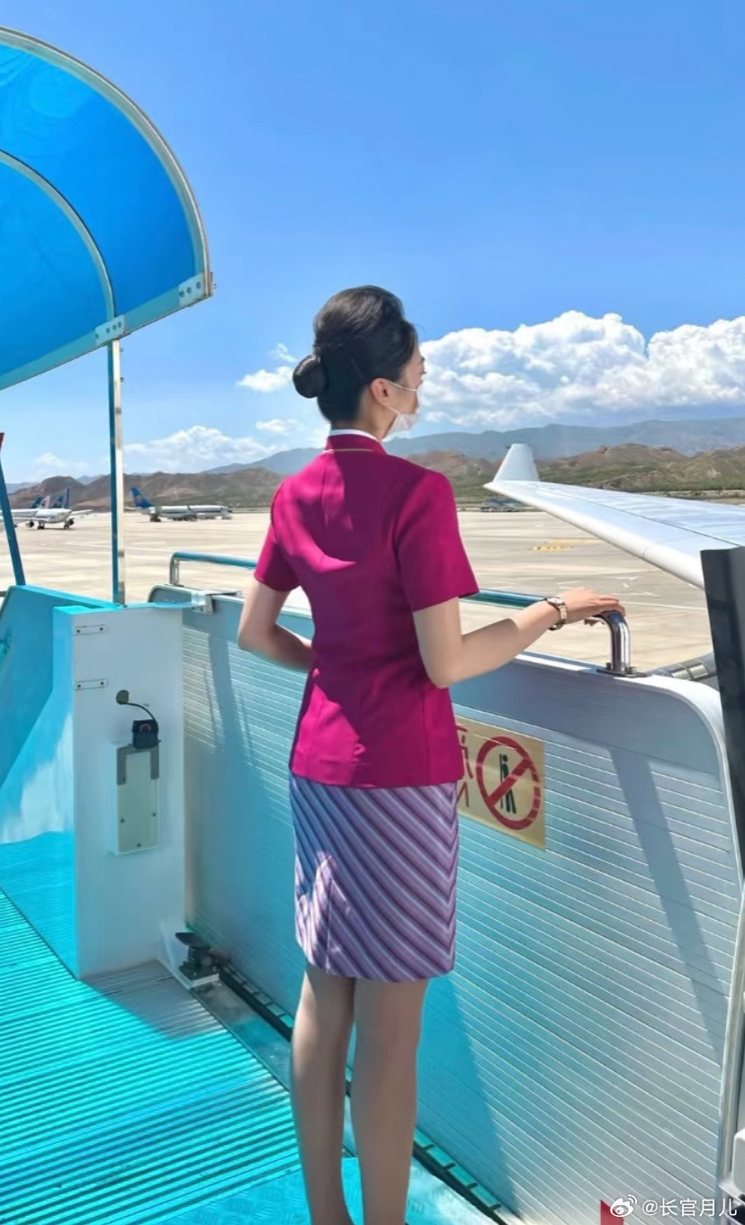 南航空姐降落啦。