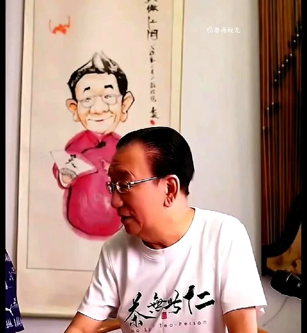 侯耀华一手好牌被打的稀巴烂，直播不敢看公屏一直扯闲篇，满屏都打着还钱，侯耀华称这