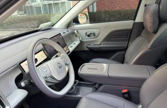 最近刷到不少零跑B10的视频，就约了销售去店里试驾这车第一眼感觉比较圆，坐进去