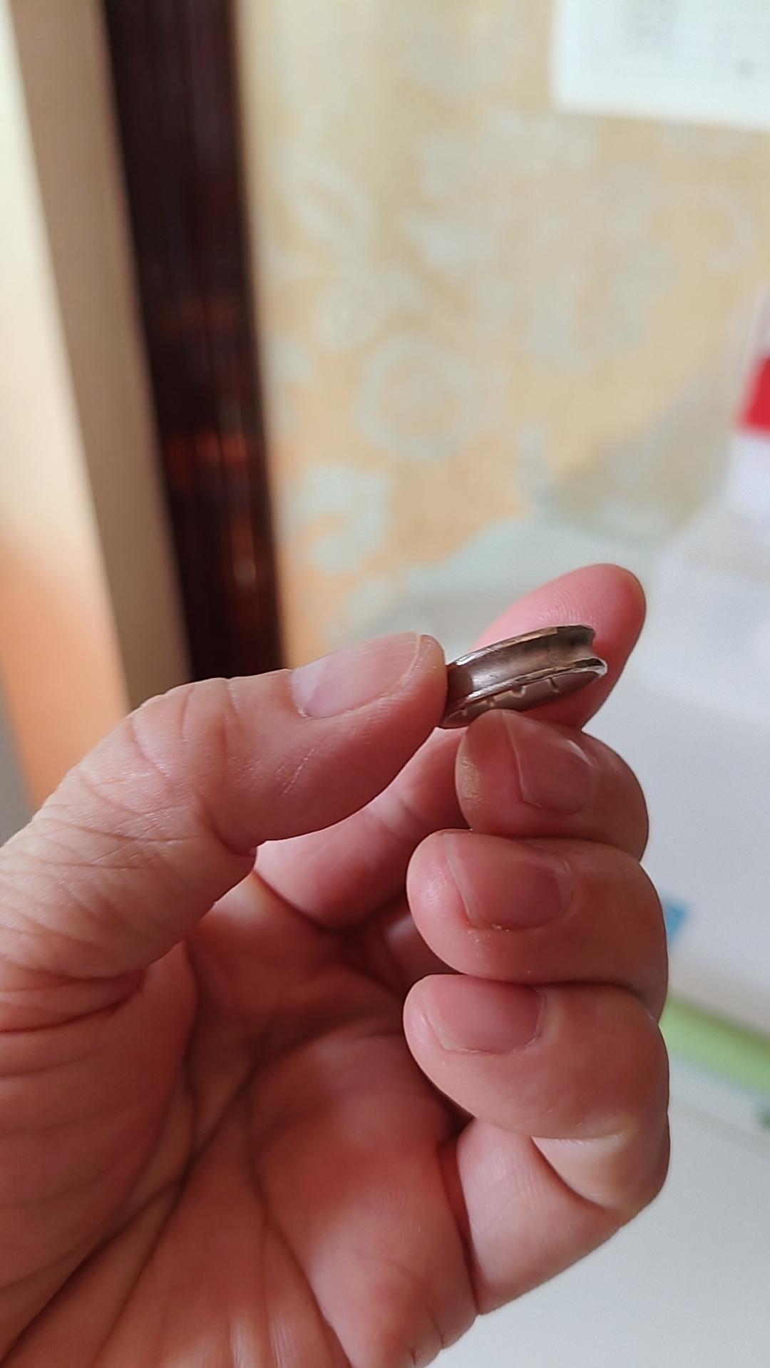 打扫卫生的时候在一堆乱七八糟的东西里发现了这个圈圈。拍视频给雇主，说这个是戒指，
