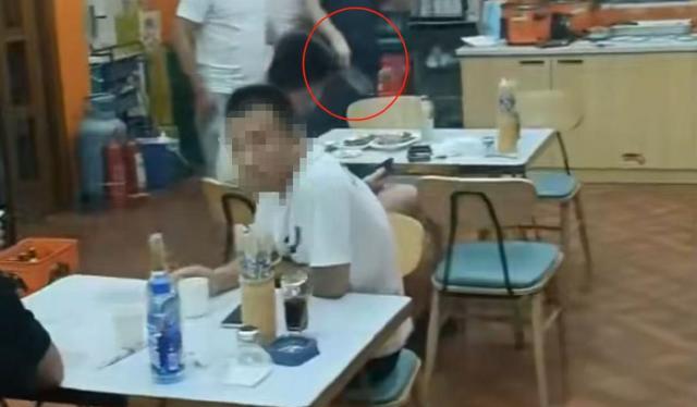 “你的手指都碰到我的面汤了！”客人大声指责，说端面的老师傅不讲究卫生。客人说要退
