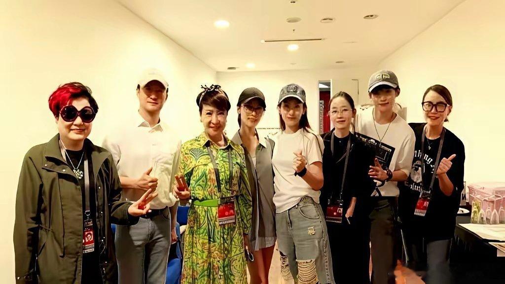 谢霆锋鸟巢演唱会后台，我算看明白了，霍汶希这女人有多狠。台前是谢霆锋的摇滚主场，