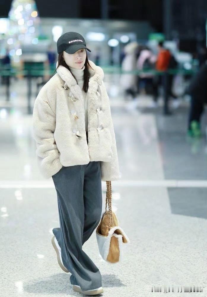 董洁这套真是把“贵气松弛感”玩明白了！米色皮草一点不显臃肿，软糯光泽衬得人好温