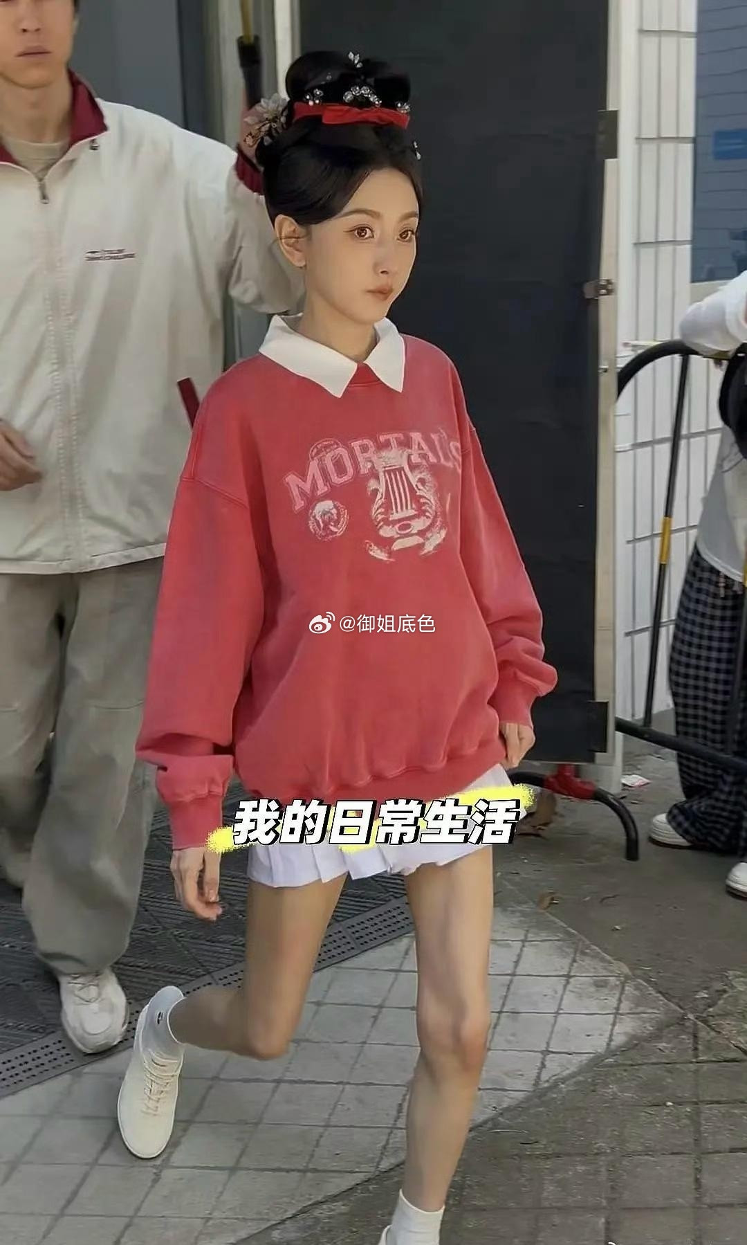 宋祖儿为了上镜，已经瘦到了极致，体重仅有72斤。她每天就吃2个鸡蛋和半根黄瓜，瞧