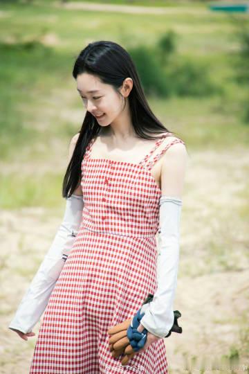 宋轶红裙对镜拍谁还没被宋轶红裙对镜拍美晕啊~没有复杂的布景，就一个简单的对镜拍