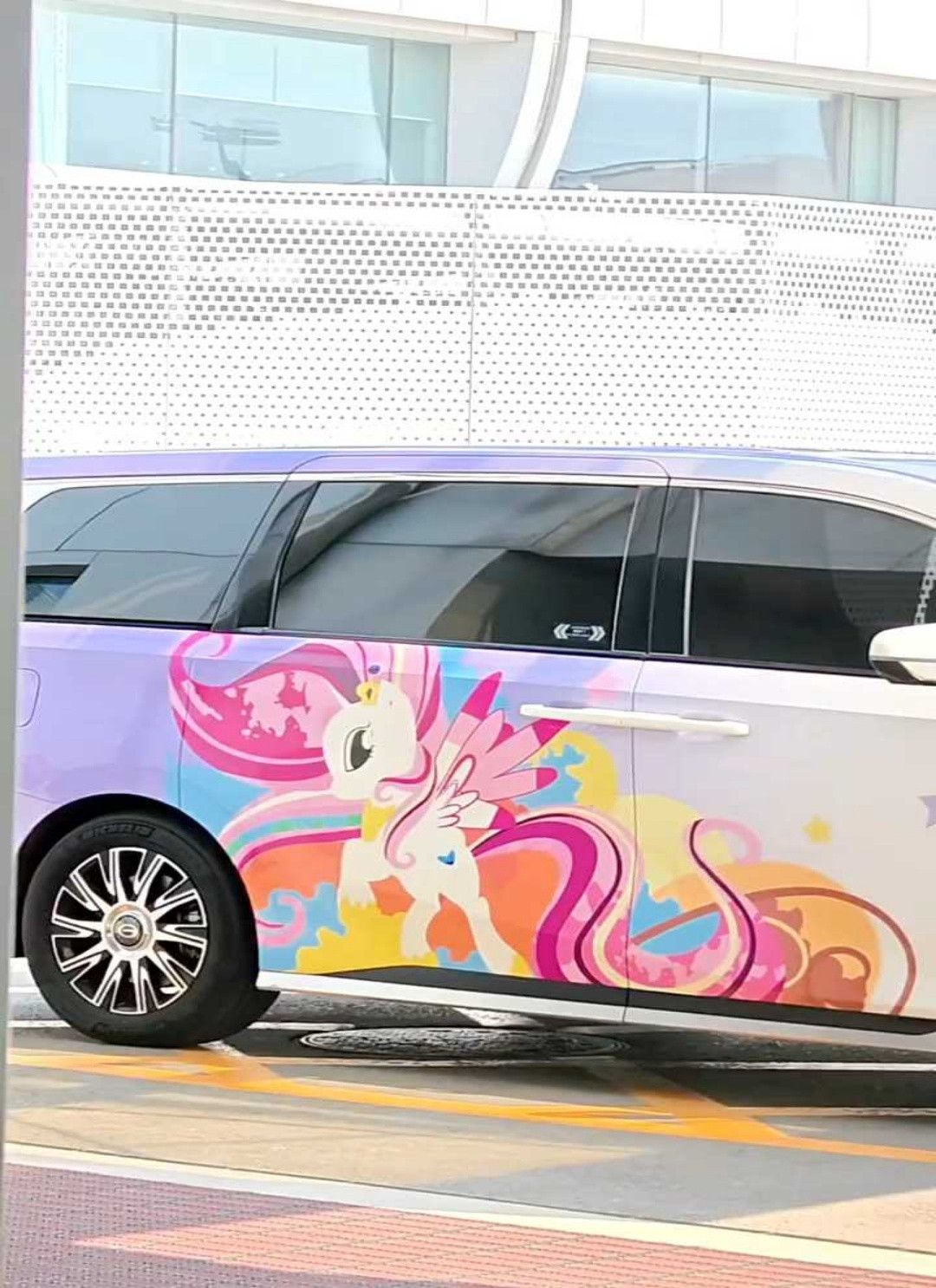 唐艺昕女儿机场接妈妈唐艺昕车门贴女儿喜欢的小马宝莉唐艺昕浪姐决赛后回京，女儿来