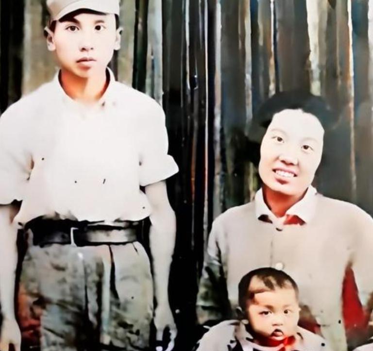 1946年，我党特工钟琪身份暴露，听着渐渐逼近的脚步声，钟琪夫妻俩对视一眼，把2