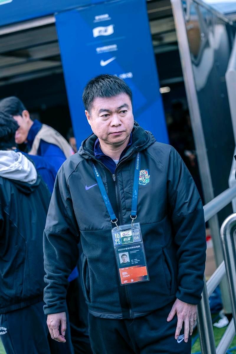 又看到老于（于根伟）在场边了，那眉头就没松开过。这哪是踢球啊，简直是悬崖边上走