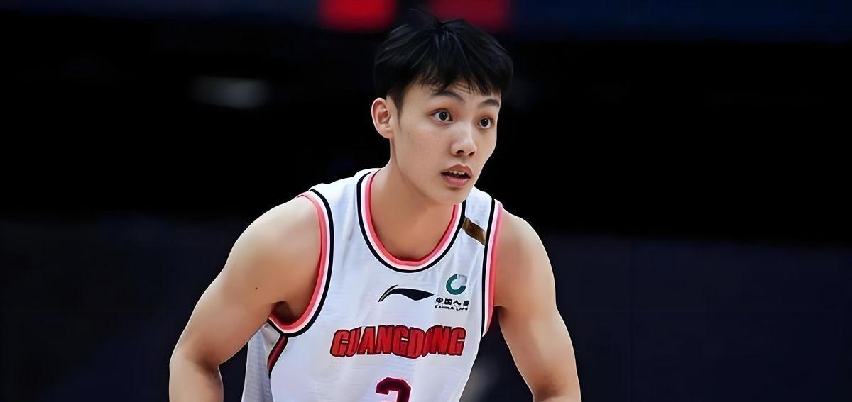 徐杰只有15天假期。广东男篮季后赛被淘汰那夜，那个瘦小的身影蜷在替补席上，望着熄