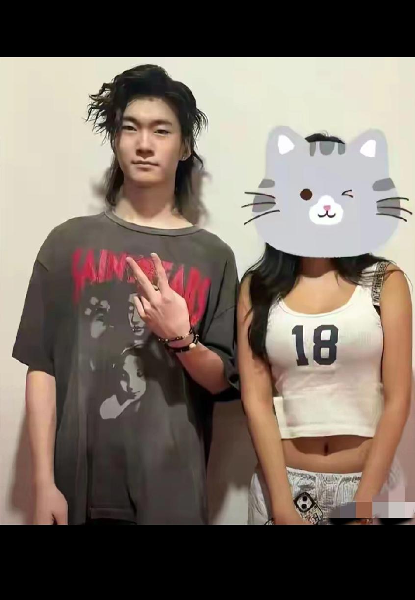 张亮儿子疑又出事早恋致女孩怀孕，女孩过半个月才满18岁，家长报警，张亮连夜回家处