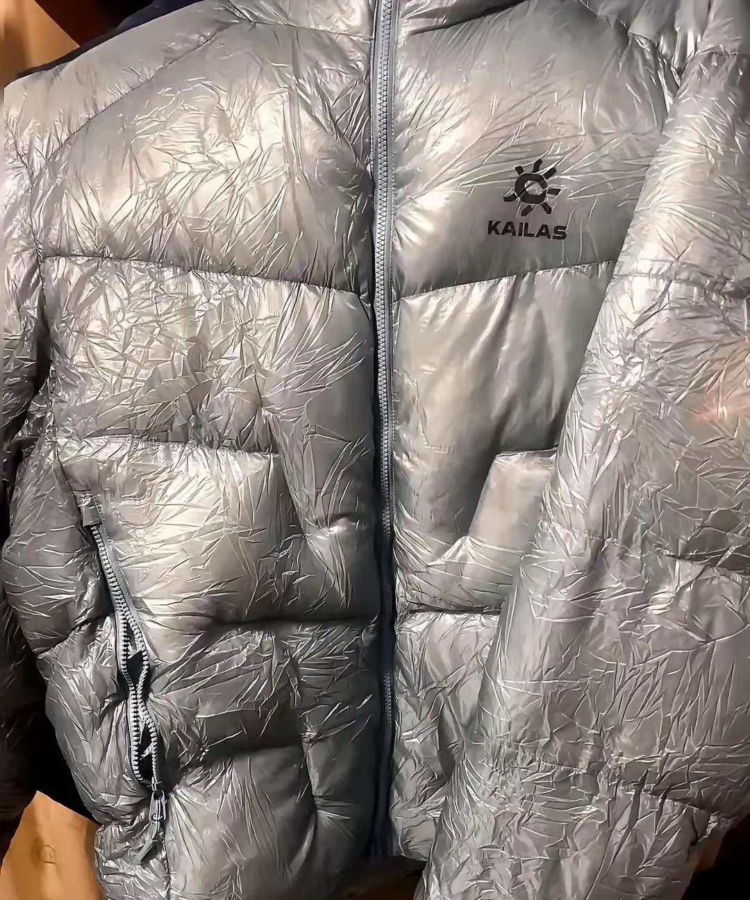 一个女博主把羽绒服塞进真空袋压了一年，今年打开直接傻眼，衣服扁成纸板，拍半天都不