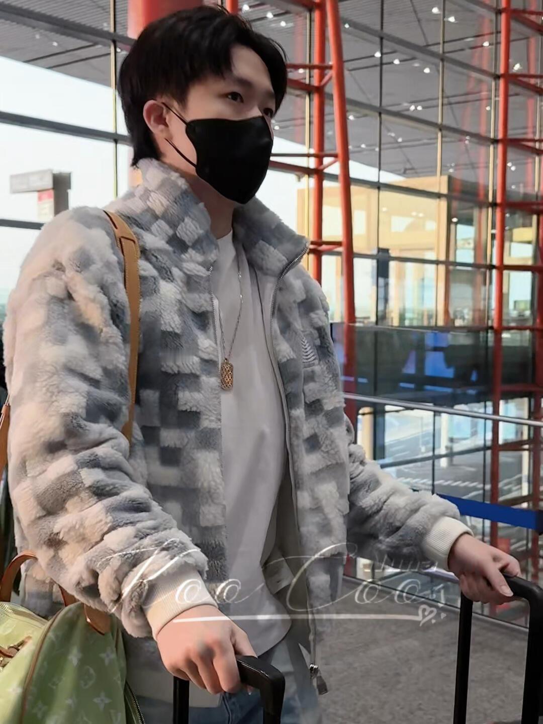 王楚钦又出发了，毛茸茸的头哥，时尚潮流的乒乓球选手，这个外套一看就保暖！头哥的