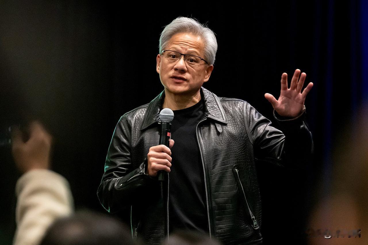 黄仁勋终于解释了为什么总穿同一件皮衣，——全是老婆的功劳。记者问：你为什么总