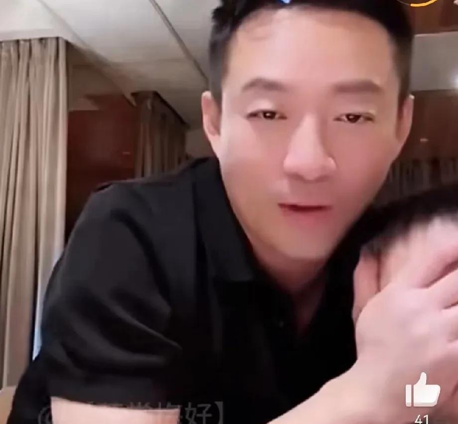 #晒图笔记大赛#汪小菲这不靠谱的爹，不让孩子露面他捂着小霖霖脸。小霖霖也是调皮