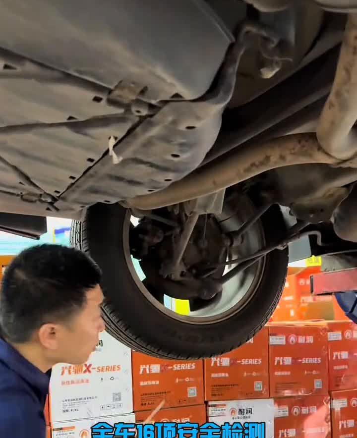 618搞活动，海健保养车只要99块钱。里边带着一桶机油，还有滤芯，一个玻璃水加满