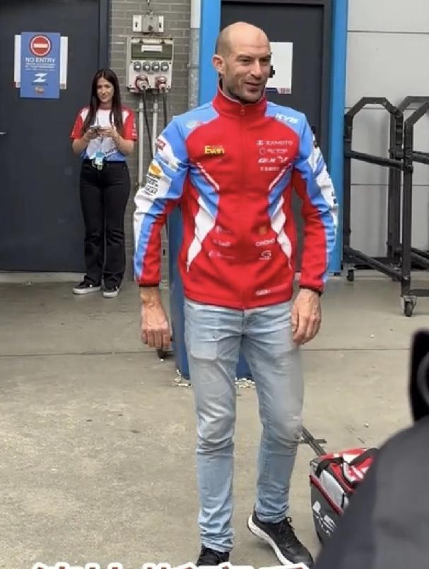 张雪机车的法国赛车手德比斯真得太火了，18岁成为赛车手，一直在摩托赛车领域深耕，