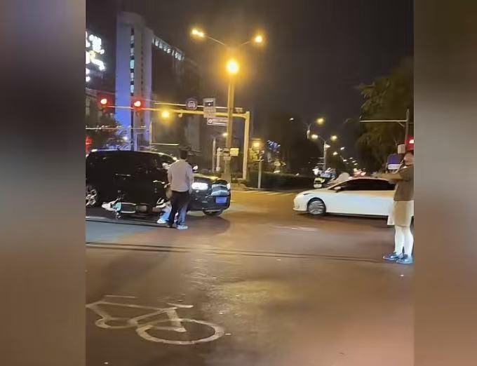 “像你这样的，就应该滚出北京！”9月21日凌晨一点左右，一名骑电动车的小伙在十