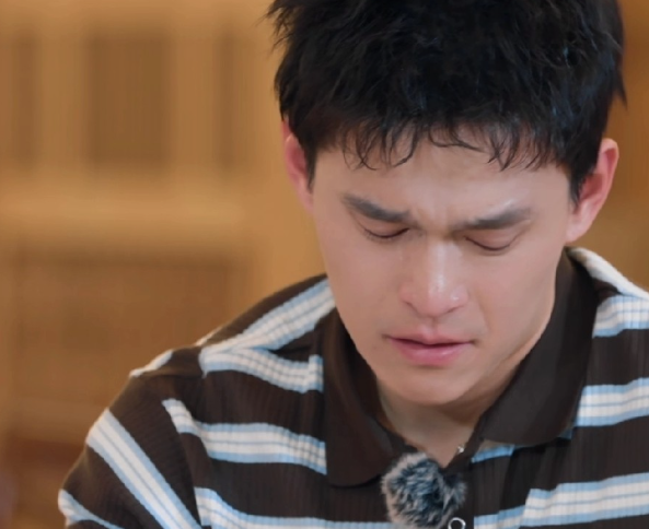 孙杨被问到为什么没有办婚礼时他直接哭了哭得非常厉害，一抽一抽的根本没办法好好