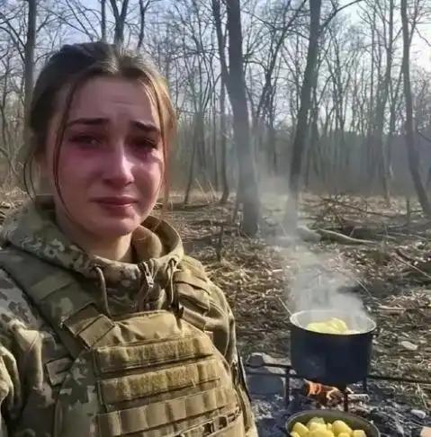 一名乌军女兵，在接受乌克兰电视台采访，被问到前线当下更缺人，还是更缺无人机时，她