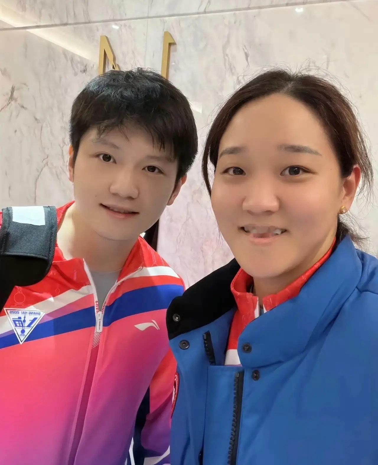 拥有和樊振东的合照，全运会才算圆满吧。今天樊振东又增加两张合影。和上海队的女孩子