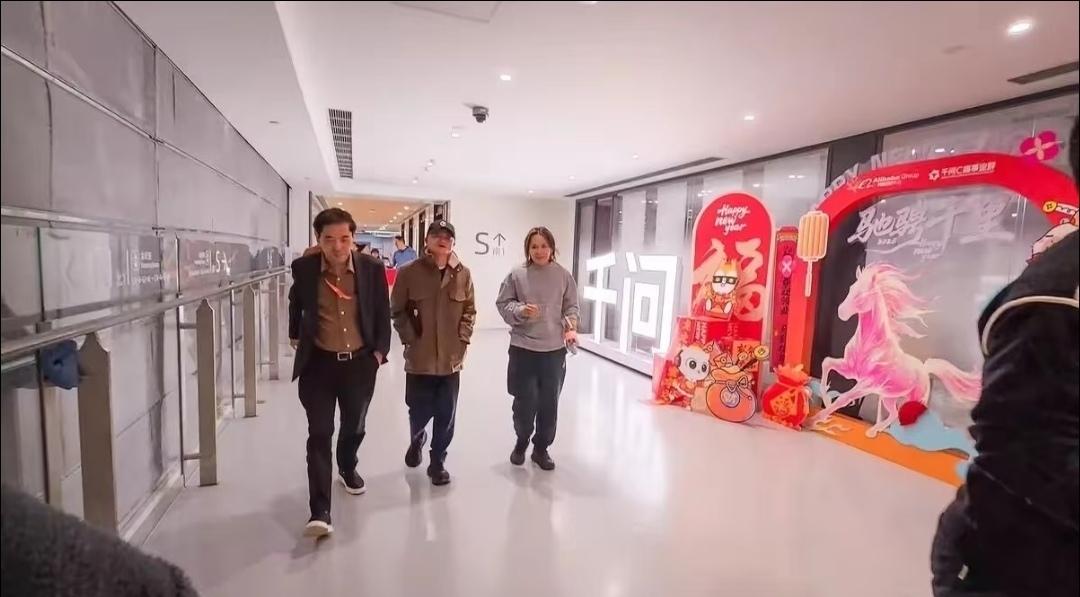 马云突现阿里千问团队，亲自督战春节30亿AI免单大战。春节前的最后冲刺阶段，
