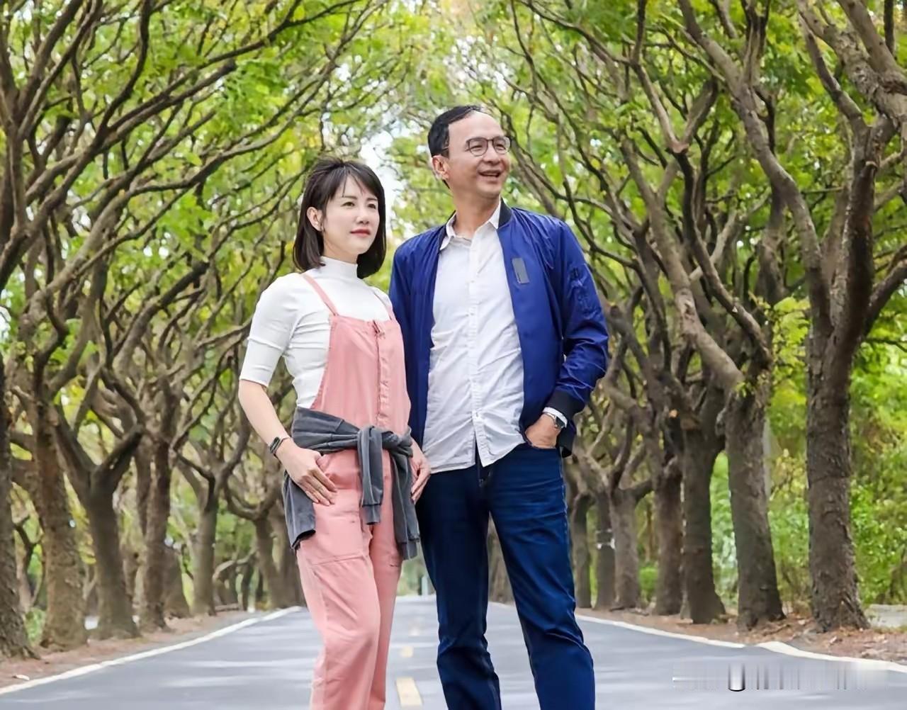 郑丽文看望谢典霖的妈妈！郑汝芬是国民党前立委，也是谢典霖与谢衣鳳的妈妈，就在