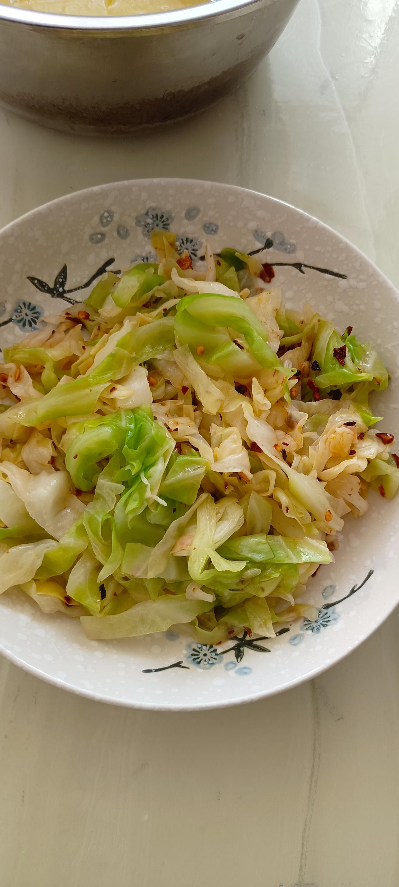 我家现在早餐虽然不吃饺子了，但还是面饭，基本就不吃米饭。晒晒我家今早的早餐吧，