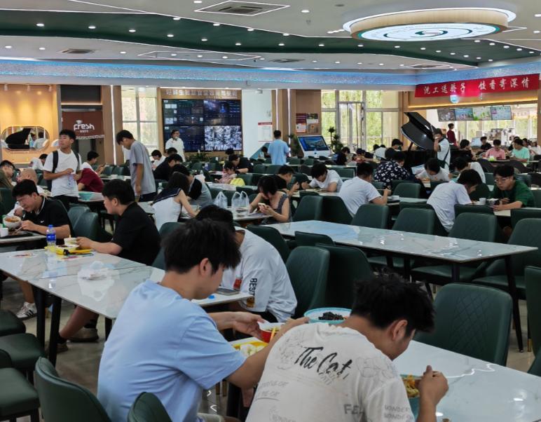 “你一个农民工，有什么资格和大学生一起吃饭？”贵州大学食堂向社会开放后，不少附近