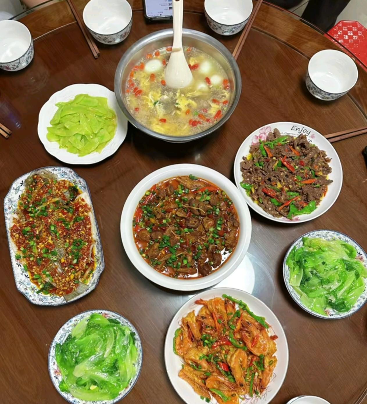 同学办升学宴，邀请我们几位好友到家小聚。一桌家常饭菜色香味俱全，青菜都是自家