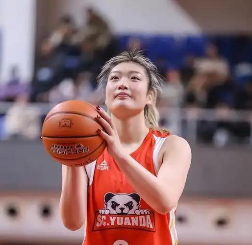 女篮没了李梦到底行不行？就在今天凌晨，李梦突然发布个人最新动态，一张训练照直接把