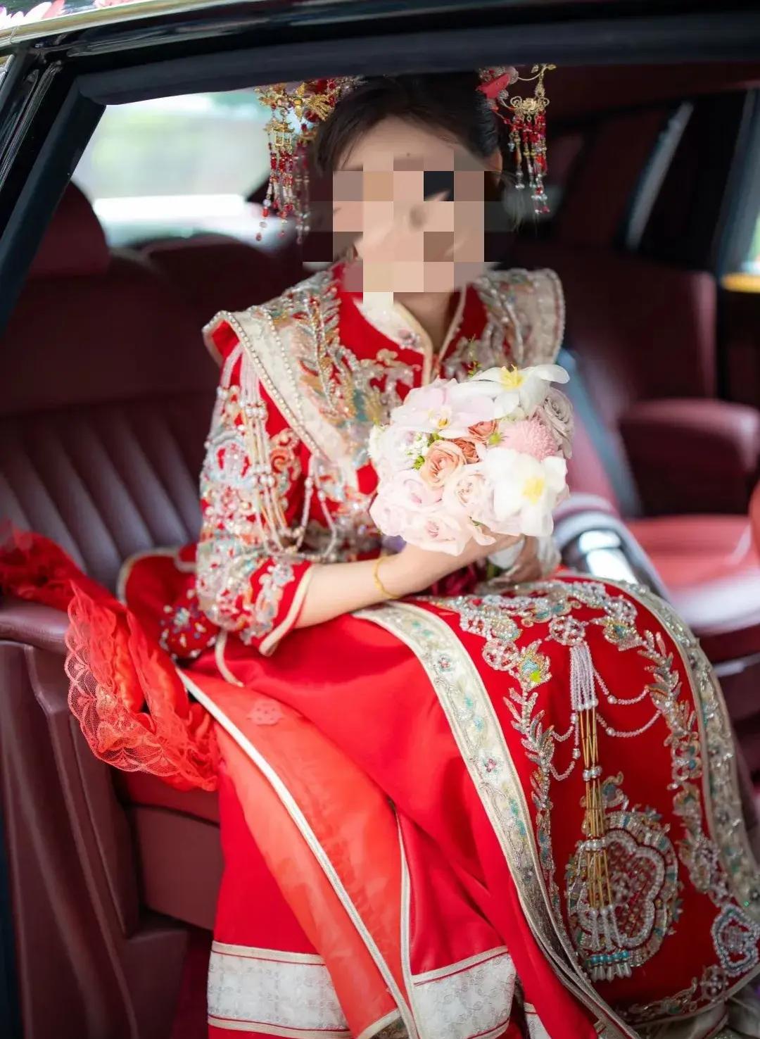 湖北一姑娘结婚，体谅男方家境贫穷，没要一分钱彩礼，爸妈更是陪嫁一辆400万的车，