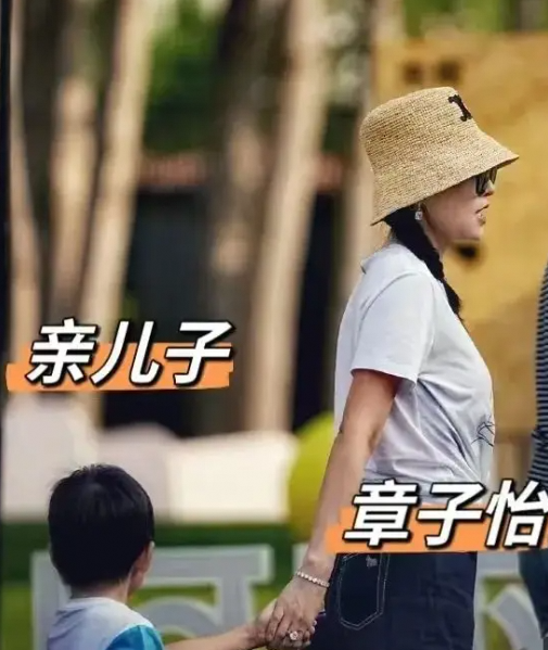 章子怡接儿子放学4岁醒醒颜值超高超有礼貌
