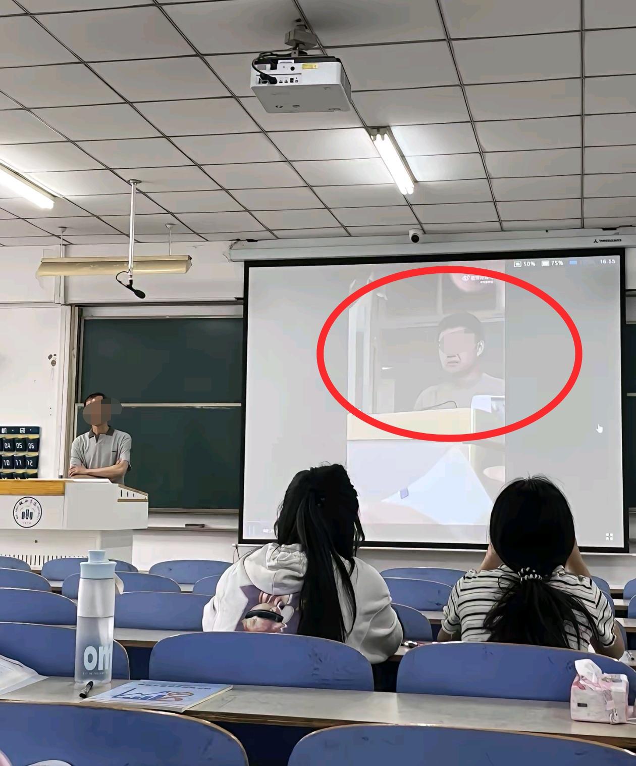 握手言和也没用，“沙沙哥”这下彻底出名了，有大学老师将其挂上PPT在教室播放！大