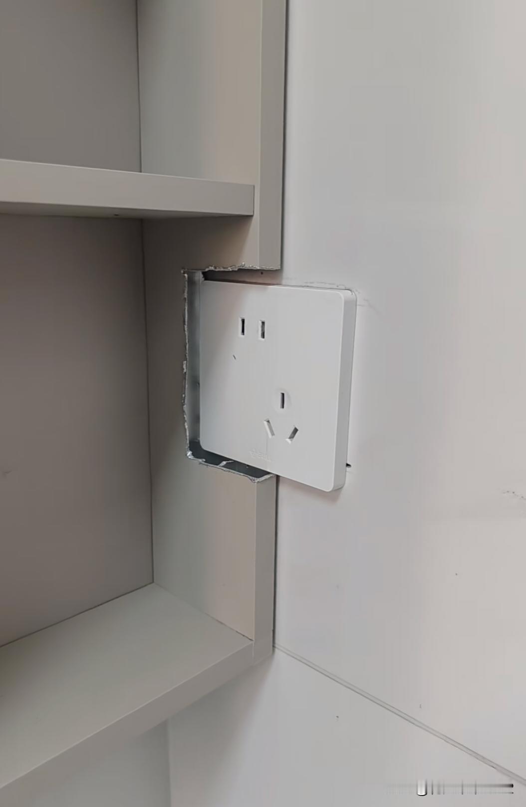 天塌了，谁家柜子也装插座啦！插座是预留了，但也没跟我说要把柜子锯成这样啊！！！
