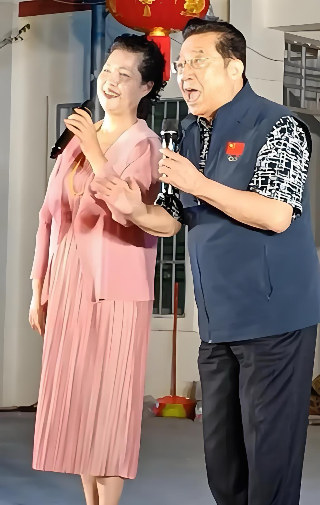 #老照片#大家猜猜看，今天在演出现场，遇到了谁？看上去，的确老了，发际线后移，