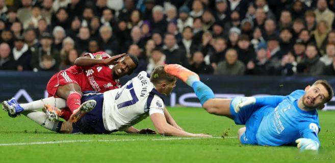 利物浦现在有一种担心，伊萨克的左腿小腿腓骨或者胫骨骨折了。如果是这种伤，那至少