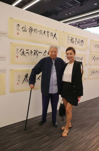 蔡澜先生，旁边这位女士的脚趾头太分散了，看着和树枝一样。