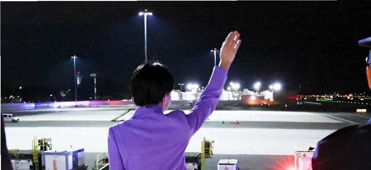 高市早苗这次纽约之行，开场是“向空气挥手”，会场是“台下没几个人”，两张画面撞在一起，比任何解说都刺