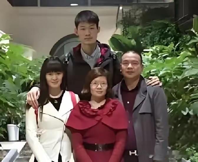 这是蓝球运动员胡金秋跟岳父岳母一家合照，从胡金秋的眼神上也很相似岳父岳母，真是不