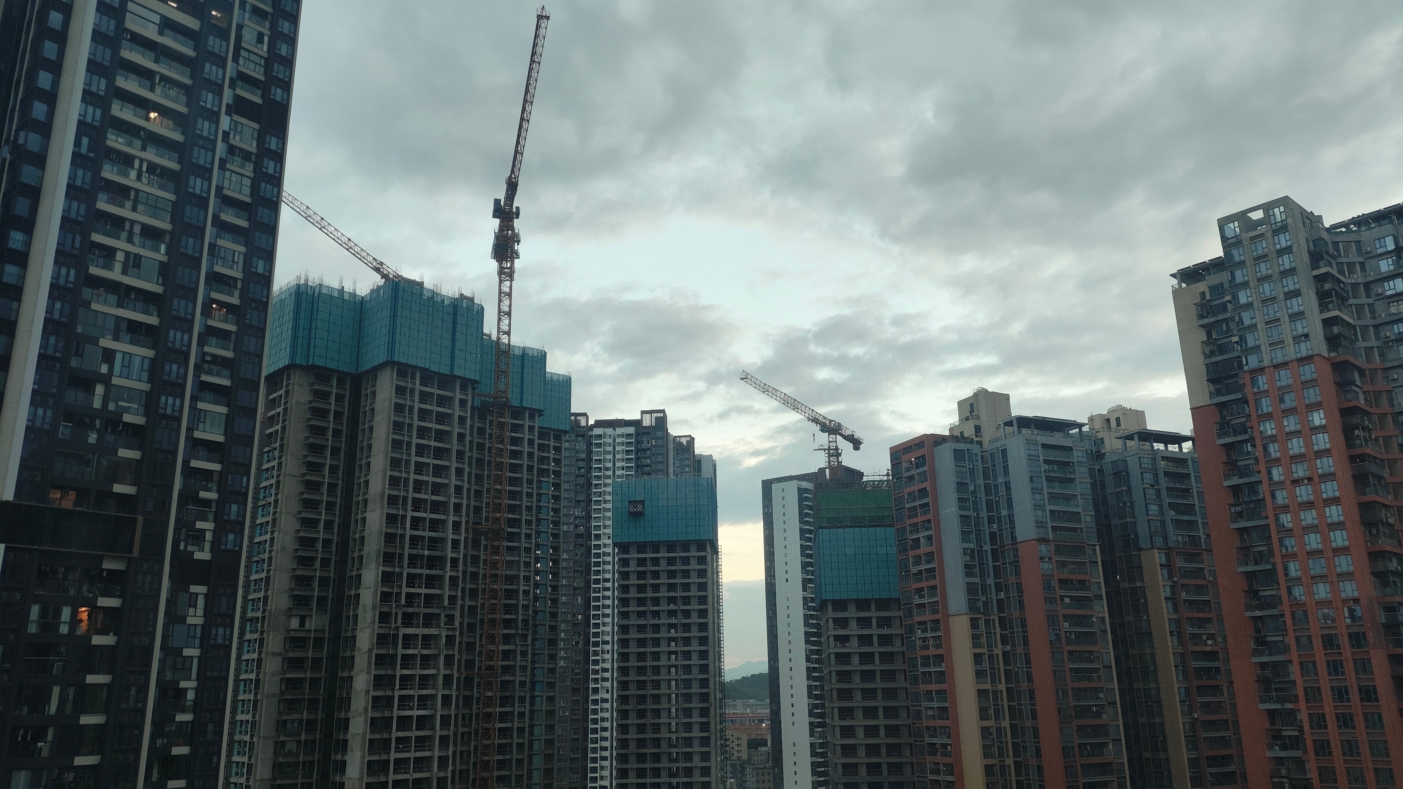 广东全面进入临战状态深圳目前是多云，根据天气预报，下午4:00才有雨，下