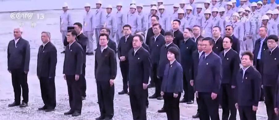 雅鲁藏布江开工仪式上，站在“大佬们”身后的年轻人，才是最该被看见的！大家怎么看