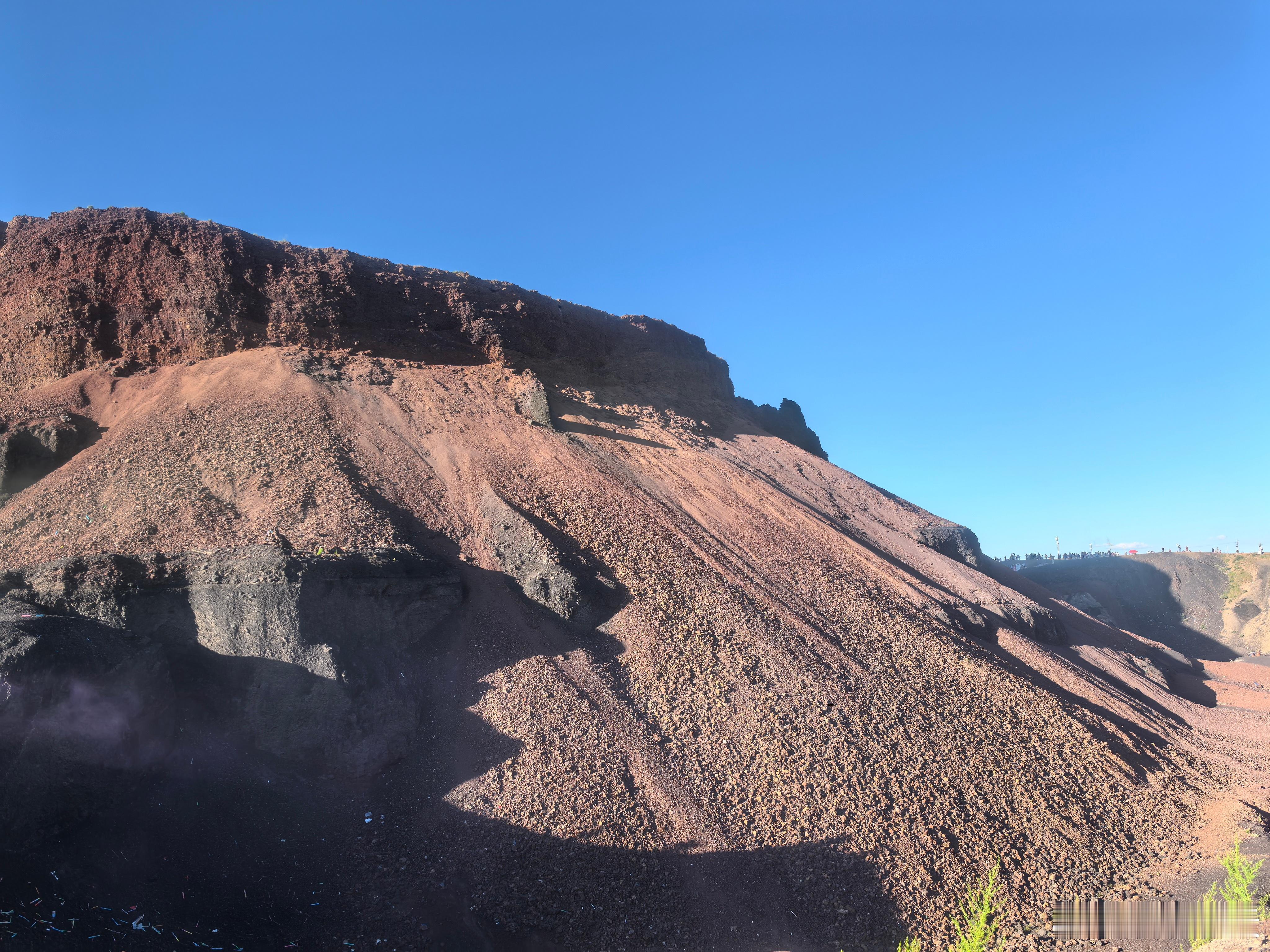 不得不说乌兰哈达火山景是真美，由于堵车，到达三号火山时已经夕阳西下，暮色漫过嶙峋