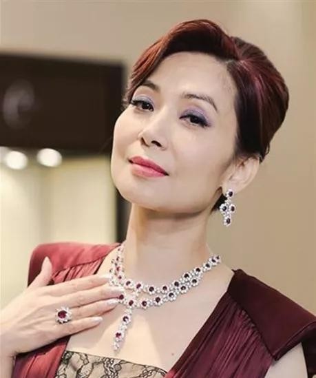 1982年，赌王何鸿燊与周大福老板郑裕彤，同时看上19岁的邝美云。何鸿燊说：“做
