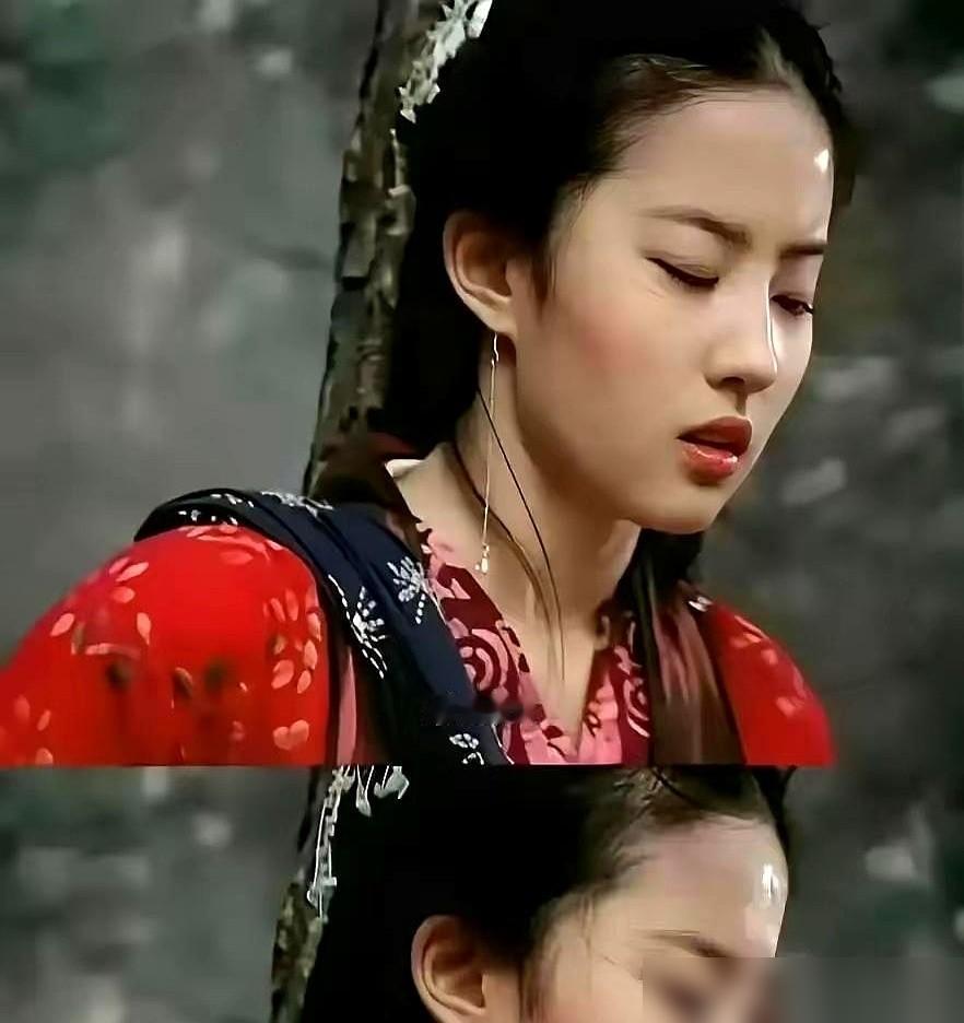 那件S码的戏服，要是当年刘亦菲穿进去了，世上就再无赵灵儿。当年16岁的她去《