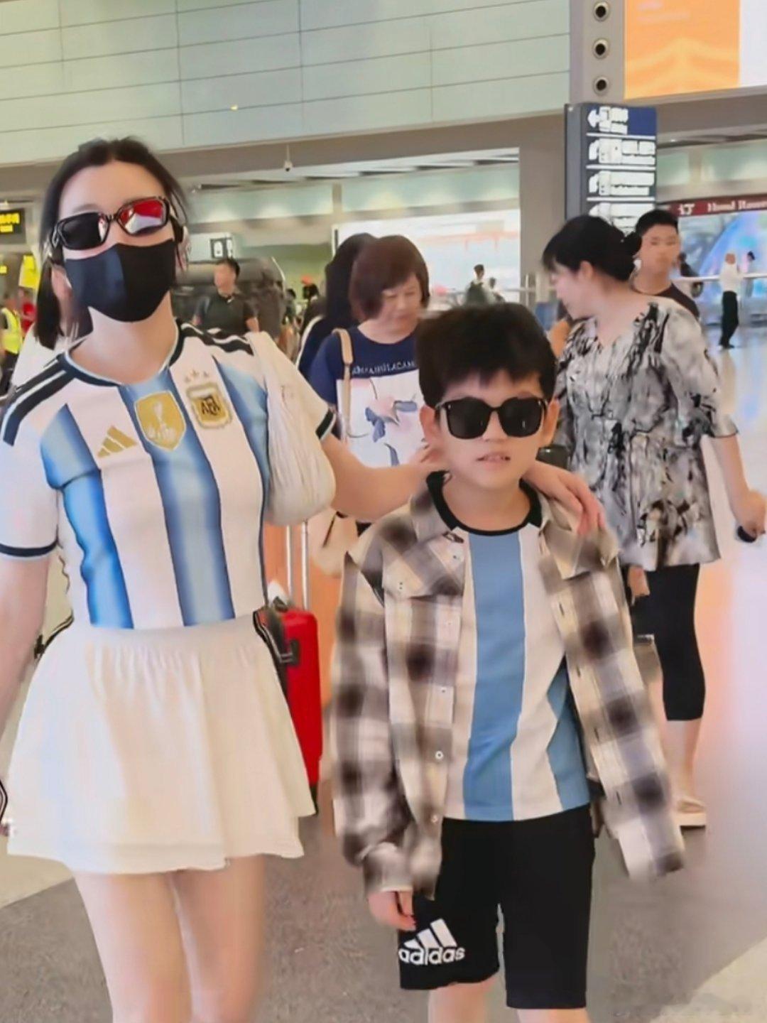 陈妍希儿子星星颜值小朋友的眼睛和脸型都很不错，长大必然也是很好看的男孩子
