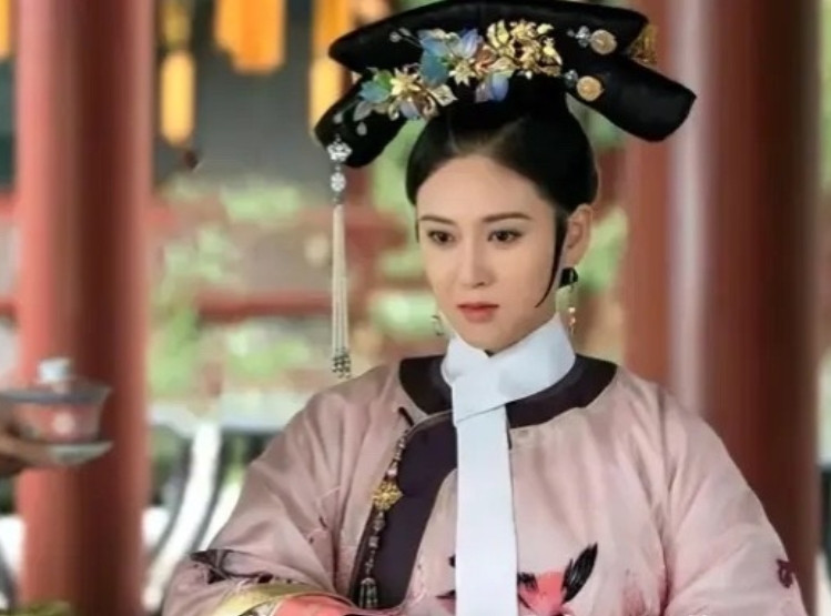 1722年，68岁的康熙悄悄去雍亲王府见儿媳妇。王府下人窃窃私语：“老公公亲自来