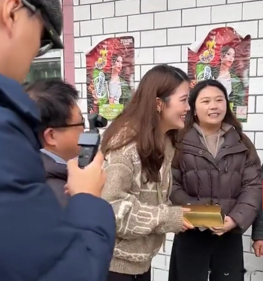 台湾同胞来呆呆家串门，这是给呆呆的意外惊喜。尽管外面天寒地冻，但是当一句暖心的“