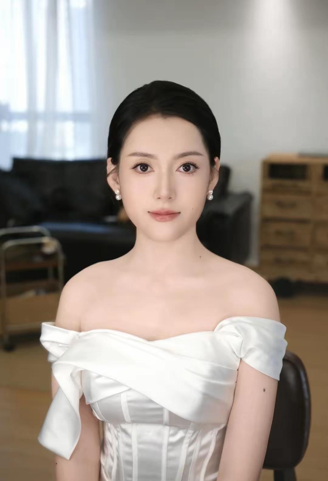 13岁女孩李佳婷冰窟救人的事迹展现了人性最本真的善意。在零下低温的危急时刻，她以